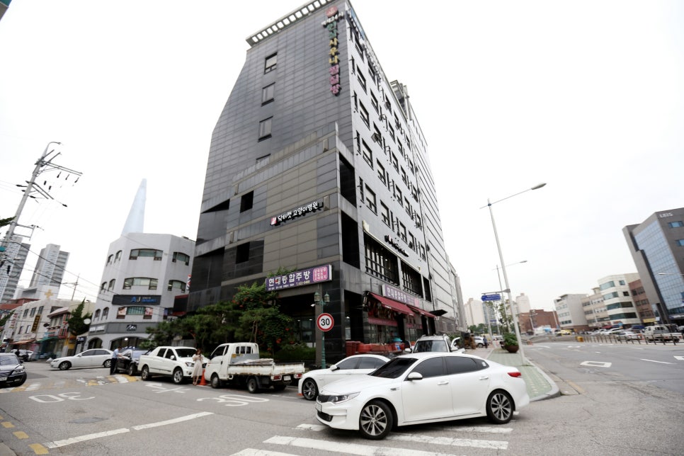 병원이 2층에 있는 건물 외관